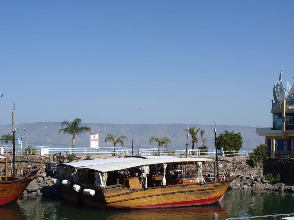 kleines Bötchen am Hafen in Tiberias 