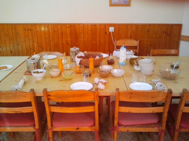 unser Tisch am Shabbat 