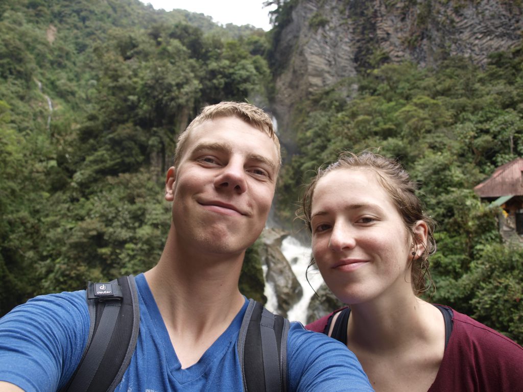 Felix und ich auf einer Brücke vor enem riesem Wasserfall